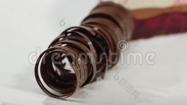甜筒-甜点。 巧克力管装饰，特写